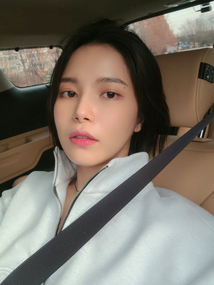 HOOK_486's tweet photo. 날씨 좋은 주말 아침에 용셙이 히읹에게 드라이브 가자며 옷 입고 내려와~라고 말함. 너무 한적하고 따분해서 심드렁하게 티비 리모컨이나 누르고 있던 히읹은 그 말 듣자마자 벌떡 일어나서 옷방으로 뛰어들어감. https://t.co/1cVJYeSLpq