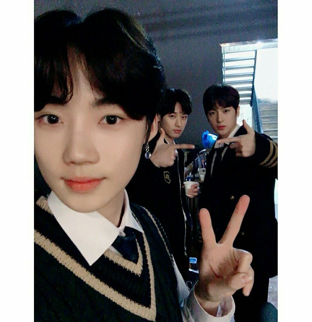 WE_DEVILZ's tweet photo. ، ✧ 𓂃 𝗯𝗲𝘀𝘁! we 𝖺𝗋𝖾 𝗗𝗘𝗩𝗜𝗟𝗭 _ ᥒᥱω ᥙρᑯᥲtᥱ 🔖 ᥲttᥱᥒdιᥒg to #STAR52NDCB !
Hyo, Jean y Kuma se nos dieron a la fuga para poder asistir al #STAR5PARTY, listos para comer muchos dulces y cantar junto a los bebés en su #1STYEARWSTAR5 ✨ https://t.co/MBNFrtsXya