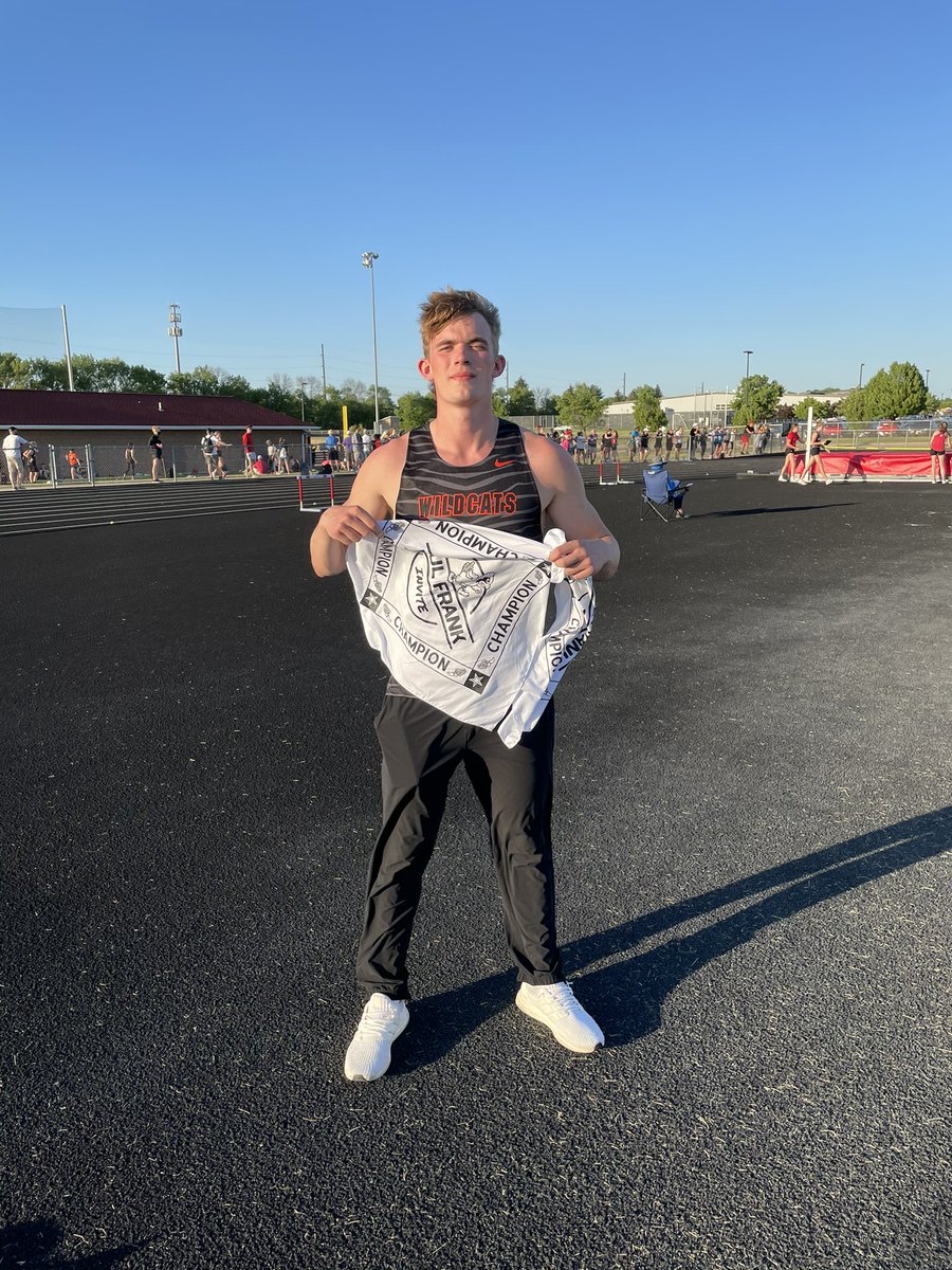 Collin Stubitsch wins his 2nd championship bandanna of the night winning the 300 hurdles in a new PR of 41.56 which moves him up the VAHS All-Time list in the event! 🚨#PaulFrankInvite