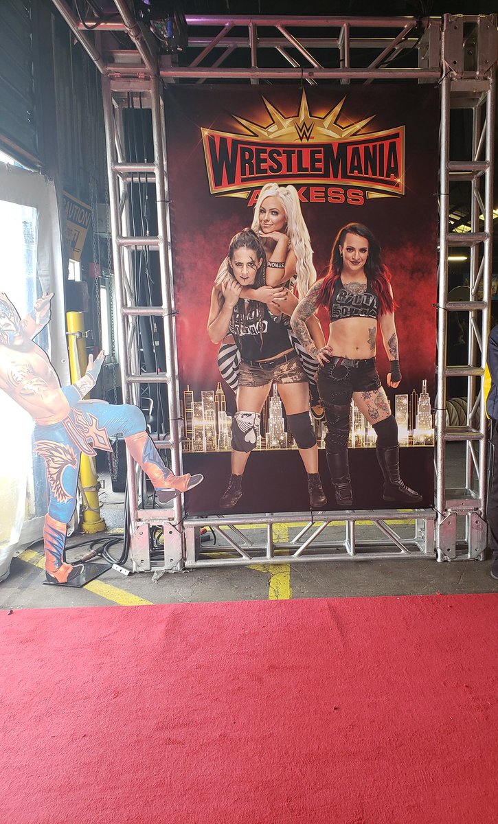 I took this picture at WrestleMania 35 fan axxess. The Riott Squad was that girl gang we needed. #SmackDown @RubyRiottWWE @SarahRowe @YaOnlyLivvOnce