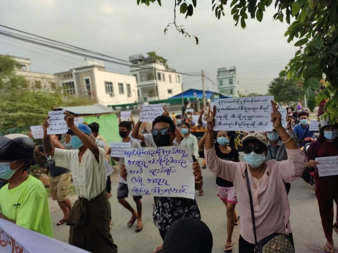 LeeDam_3's tweet photo. Coalition of various strike groups from Mandalay march early morning to protest against military dictatorship. 
#LessTalkMoreActionsASEAN
#June5Coup
#WhatsHappeningInMyanmar https://t.co/2AHEm1bkHT