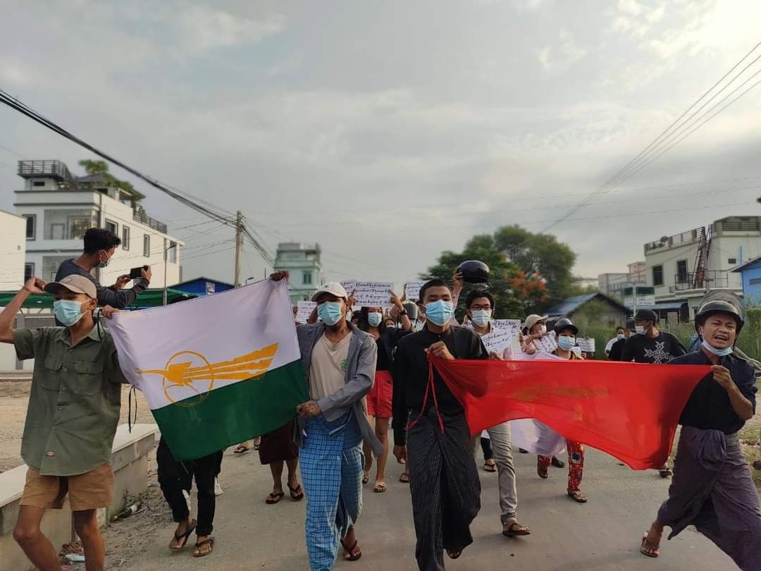 LeeDam_3's tweet photo. Coalition of various strike groups from Mandalay march early morning to protest against military dictatorship. 
#LessTalkMoreActionsASEAN
#June5Coup
#WhatsHappeningInMyanmar https://t.co/2AHEm1bkHT