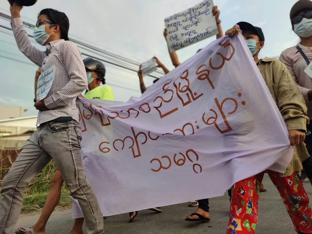 LeeDam_3's tweet photo. Coalition of various strike groups from Mandalay march early morning to protest against military dictatorship. 
#LessTalkMoreActionsASEAN
#June5Coup
#WhatsHappeningInMyanmar https://t.co/2AHEm1bkHT