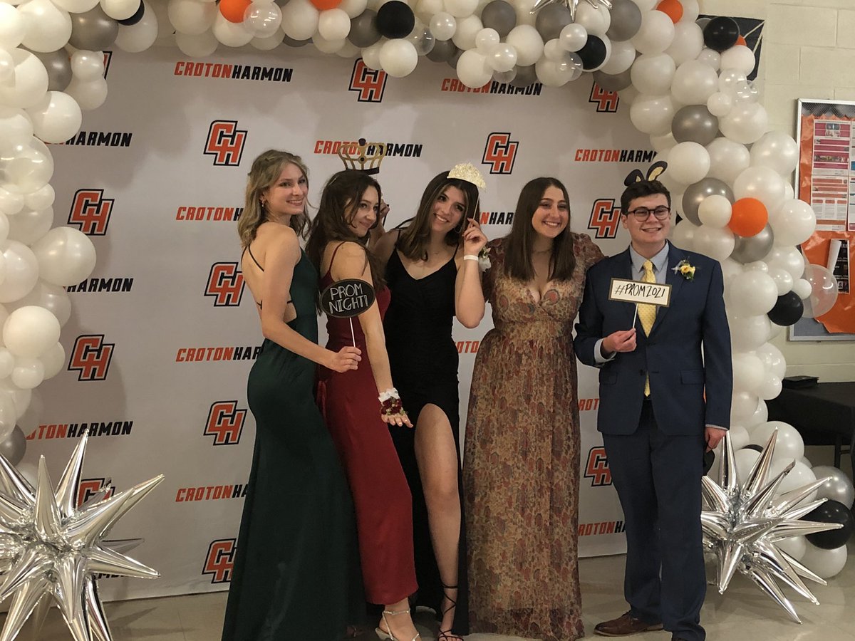CrotonHS's tweet image. CHHS Class of 2021 post-prom red carpet event!  We had a blast celebrating with you today! 🐯🐯🐯