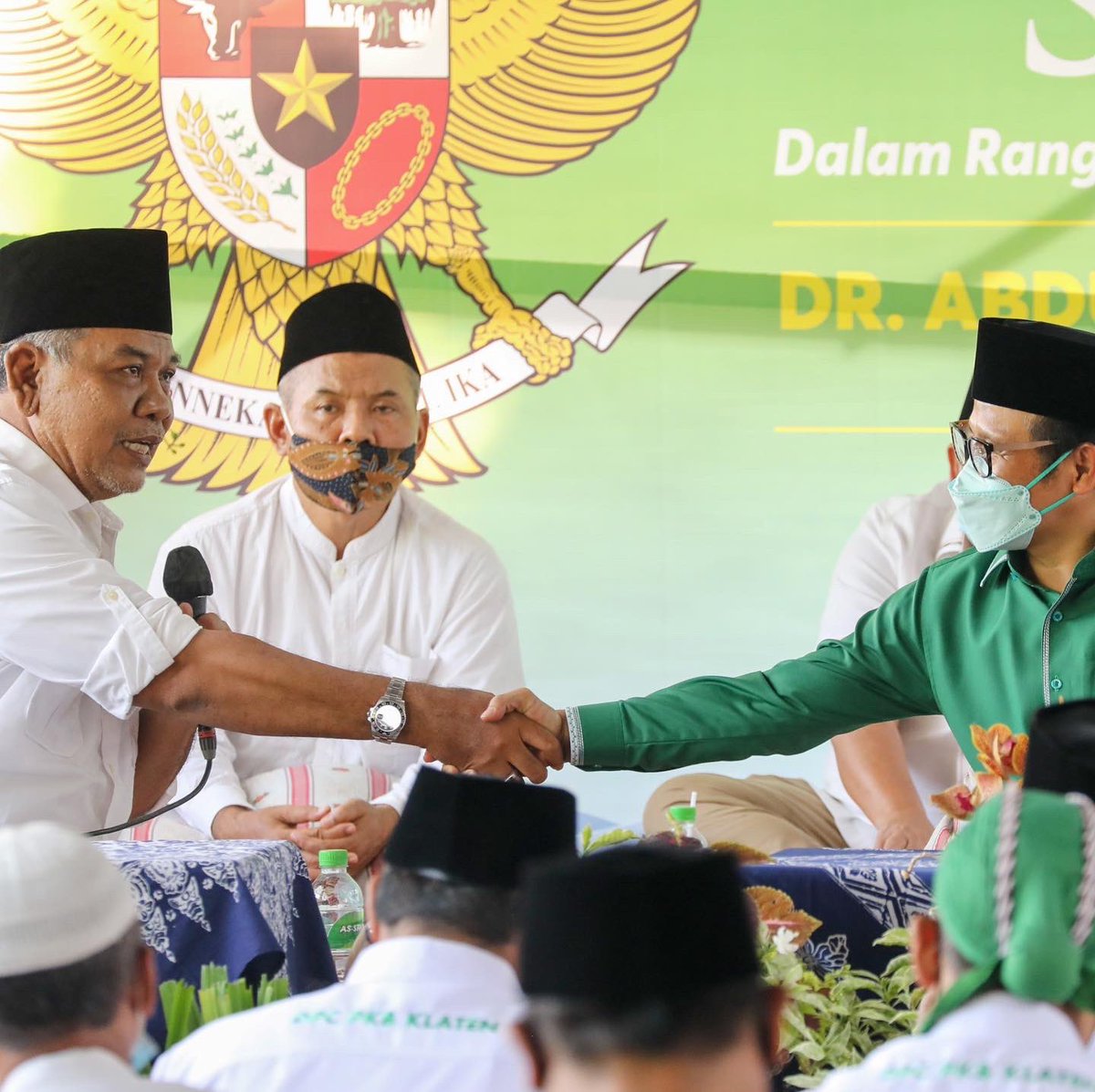 Sejak 1980 an Kyai Muslim Imampuro Klaten sdh mengingatkan ancaman perpecahan bangsa dan mengingatkan Pancasila adalah solusinya. Pesantren beliaupun diberi nama Pancasila Sakti. Beliau Mbah Lim juga yang melahirkan slogan dan doktrin NKRI harga mati.
#pancasilajaya