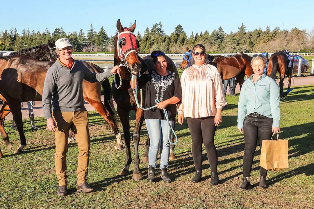 ClearviewPark's tweet photo. Excellent win on the heavy 11 at Ashburton yesterday for Take the Deel (Dundeel x Whitesails) in the BetaVet 1600. Nice ride by Terry Moseley for Lacy &amp; Len Stewart.
@gavelhouse
@benkwok44444 https://t.co/Y4aZjVQNHH
