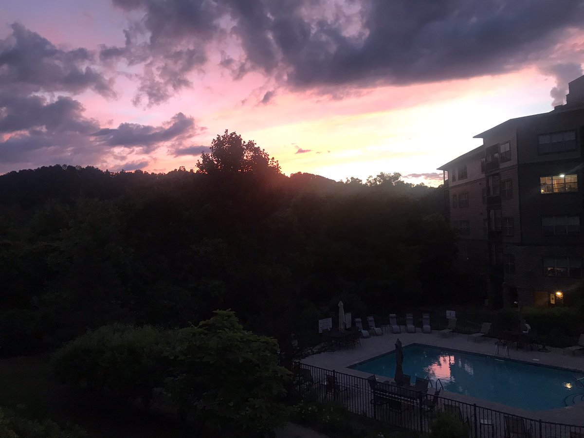 pollymcdaniel's tweet photo. Absolutely gorgeous start to the weekend. #mountains #sunset #Asheville #LastOfTheLight #NoFilterPhoto https://t.co/qPOeSbzAXJ