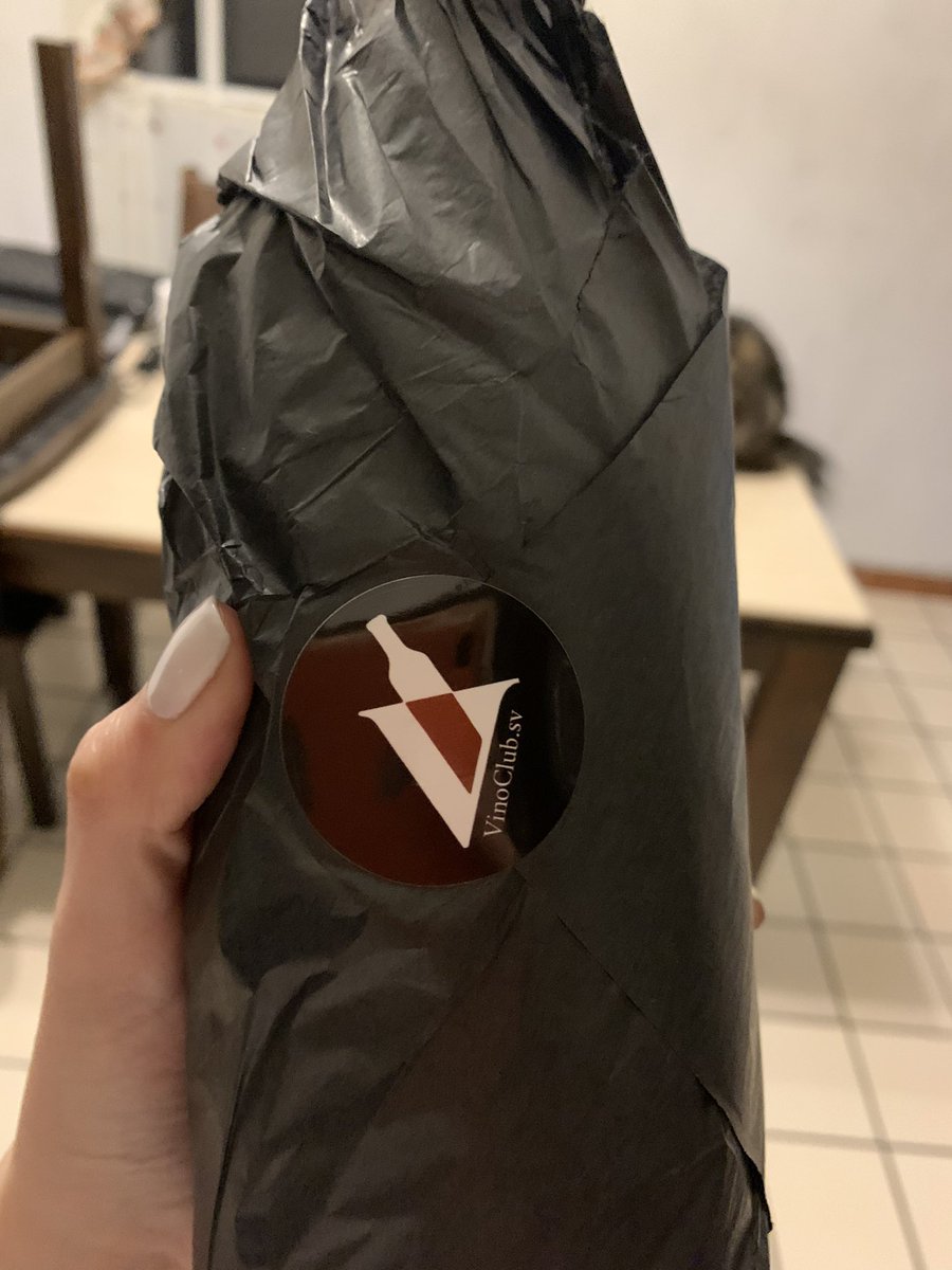 LuzRoldan91's tweet photo. Viernes con “v” de vamos a degustar los vinos de @VinoClubSV 🤩 *nótese la mirada de juzgamiento del Michy* https://t.co/bhM61I8AUs