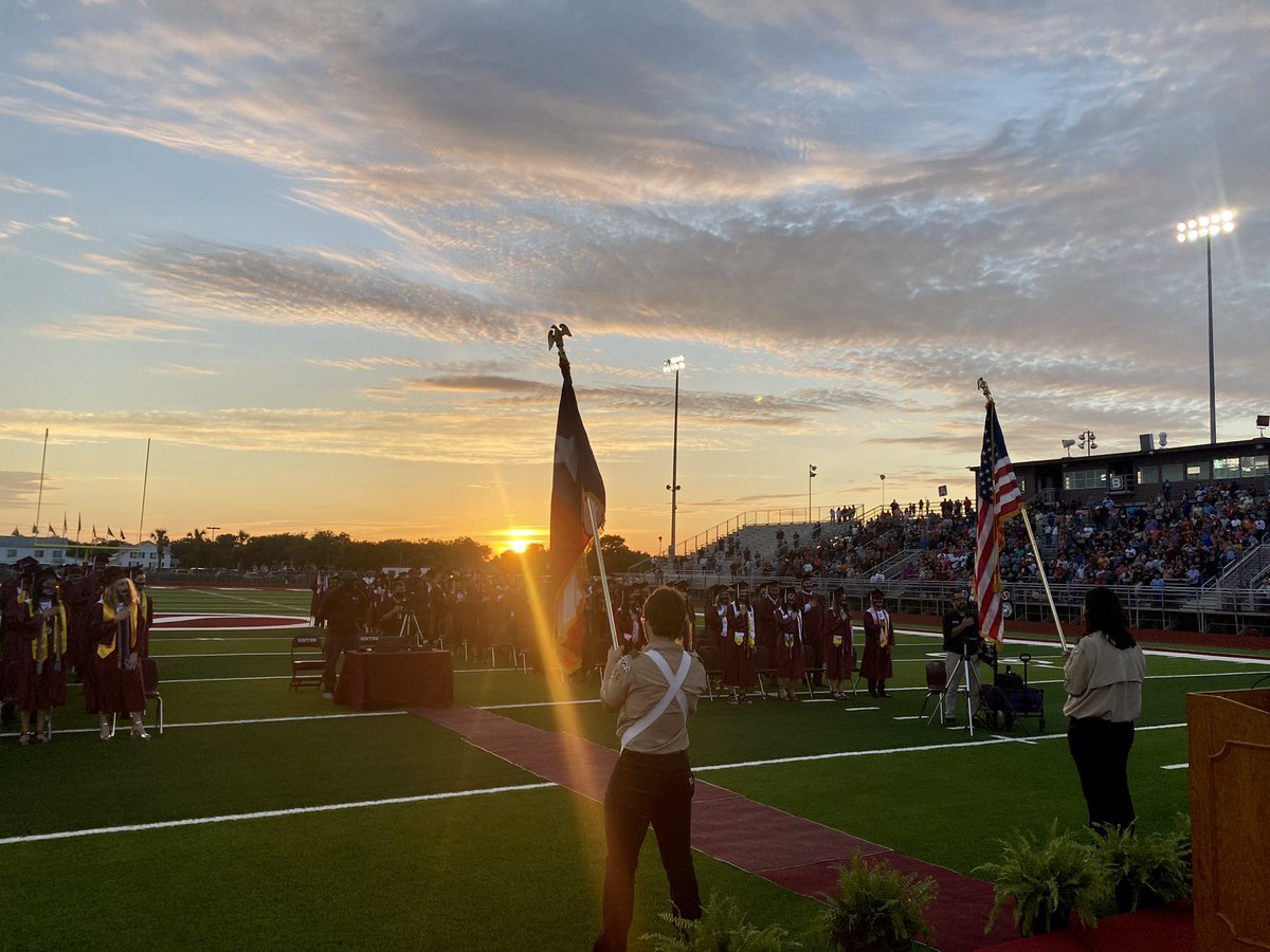 SintonHSYrBook's tweet photo. Class of 2021! #classof2k21 #classof2021 #sintonpirates #seniors2021 #seniors2k21 🏴‍☠️🎓🏴‍☠️☠️ https://t.co/Y3M1bwuQ3d