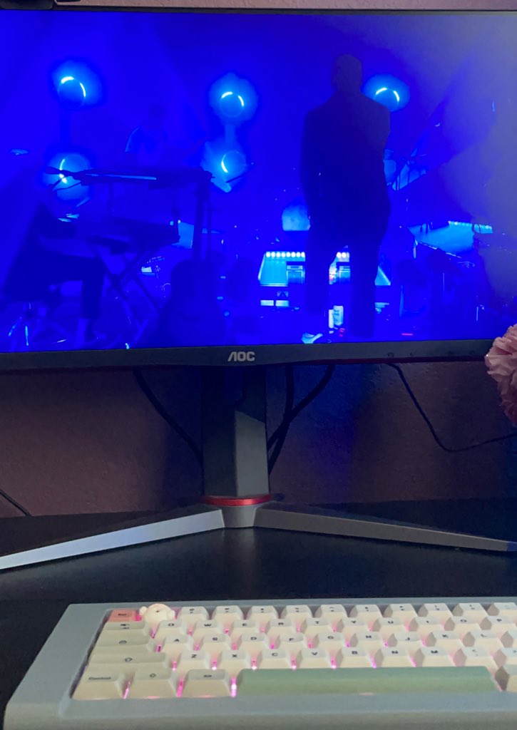 vnssalsst's tweet photo. This stream is bringing me so much happiness 💙 @circasurvive @AnthonyGreen @colincirca #blueskynoise https://t.co/LlEh1OXUIT