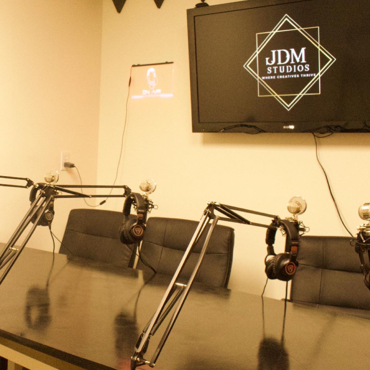 JdmStudios615's tweet image. We’re booking!! For two weeks only, we have promo rates for our podcast, audio + photography services! JDM Studios — Where Creatives Thrive. 🎹🖥🎧🎤🎶📷🎥🔉
.
#JDMstudios615 #multimediastudio #studiosessions #podcastlaunch #studiorat #recordingstudio #murfreesborophotography