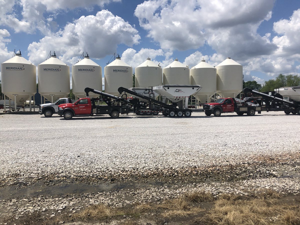 Lined up waiting for dry ground! Still a lot of planting to do in Missouri. <a href="/NutrienAgRetail/">Nutrien Ag Solutions</a> #bestinclass #plant21