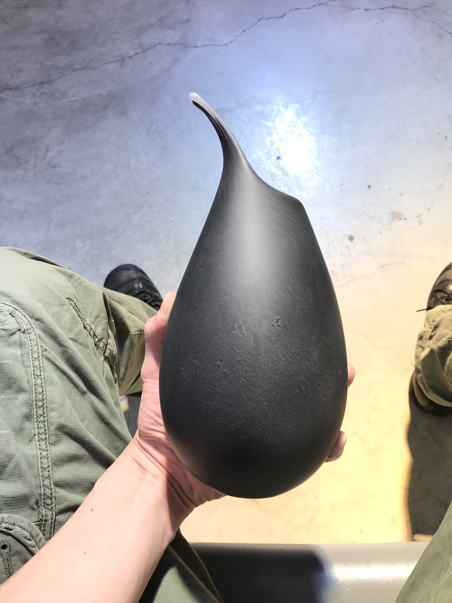 ipada_ism's tweet photo. 黒い花器。
手磨きしてマットな質感に。
いい感じ。

ipadaガラス展　

2021.6.2(水)〜14(月)
11:00〜17:00(最終日16:00)
会期中無休
okeba gallery &amp; shop
神奈川県茅ヶ崎市香川7-10-7
熊澤酒造株式会社敷地内
Tel:0467-50-0252
https://t.co/W9TcbCWUah

※今日は会場に居ります😀 https://t.co/5gyCPbjlD5