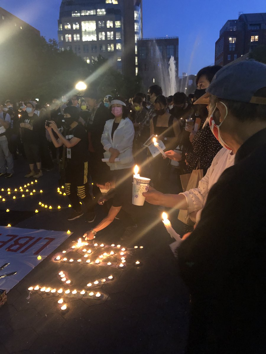 meemeegu's tweet photo. From #NYC hundreds came out to #Remember64 #RememberJune4 #TiananmenSquareMassacre #毋忘六四 #天安門事件 https://t.co/tu5JQW8cyu