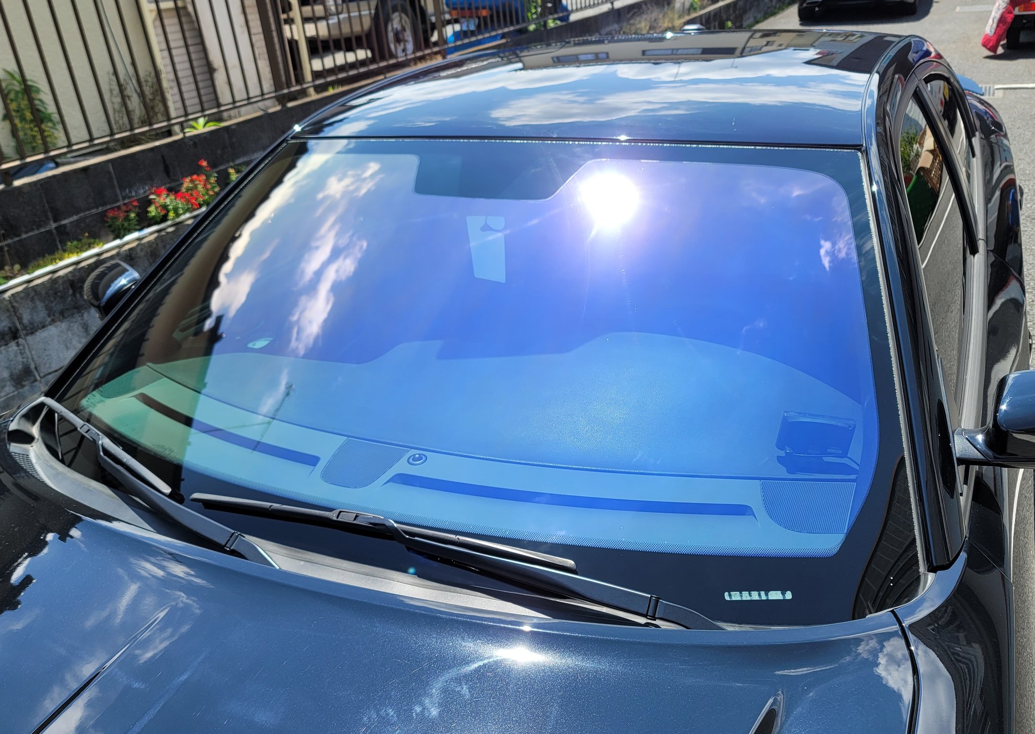Tm Tint オーナーさんの事情により以前貼ったスモークを剥がしたので フロントガラスにゴースト2ネオ フロントサイドに15 にて貼り直し Dodge Dodgecharger チャージャー ゴースト2ネオ スモークフィルム カーフィルム カーフィルム施工 東京