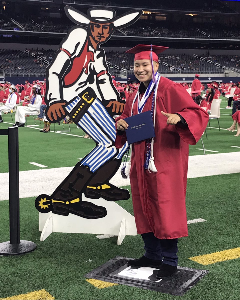 ArlingtonISD's tweet photo. 🤠#SamHoustonHS Texans and #ClassOf2021 are standing tall on graduation day. Congrats grads! #ArlingtonISDClassOf2021 #SamFam https://t.co/R99SqqvqXg