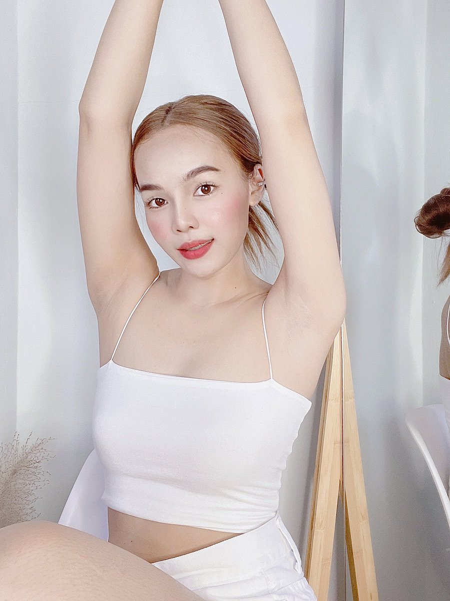 ssssasi2's tweet photo. แกล้งๆยกแขนให้ดู😆 จะบอกว่า KAWAII WHITE CREAM ช่วยปรับผิวให้ขาวกระจ่างใสขึ้น ลดเหงื่อ ระงับกลิ่น ลดตุ่มหนังไก่   เนื้อครีมบางเบา ไม่เหนียวเหนอะหนะ กลิ่นหอมยาวนาน 12 ชั่วโมง 💦 
ราคาขาย 390.- 
3ปุก 1000.-

🛒🛍
fb : Kawaii ครีมทารักแร้ขาว by Bell

#KAWAII #ครีมรักแร้ขาว https://t.co/lHGbM5ZDfU