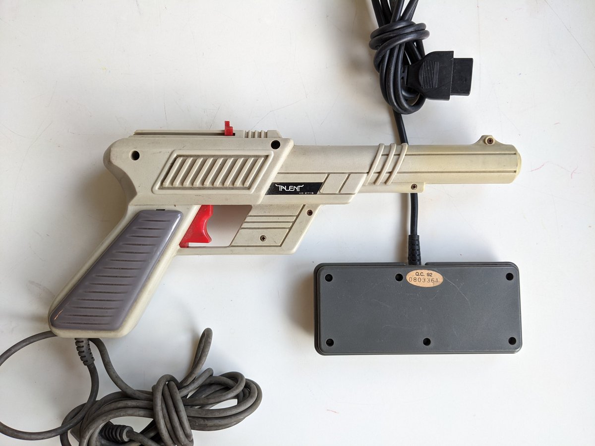 blipretro's tweet photo. Talent light gun and controller for Famicom https://t.co/ggIxY3YeDG