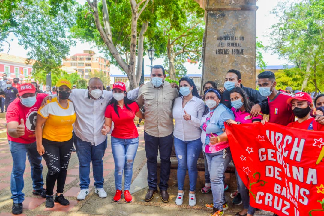 Junto con nuestro máximo líder Gobernador Reelecto por el pueblo falconiano Víctor Clark, en la Plaza Bolívar de Coro, inicio de la jornada de inscripción de los nuevos militantes del partido socialista unido de venezuela.❤️🇻🇪👊🏽🚀 <a href="/NicolasMaduro/">Nicolás Maduro</a> <a href="/dcabellor/">Diosdado Cabello R</a> <a href="/PartidoPSUV/">PSUV</a>