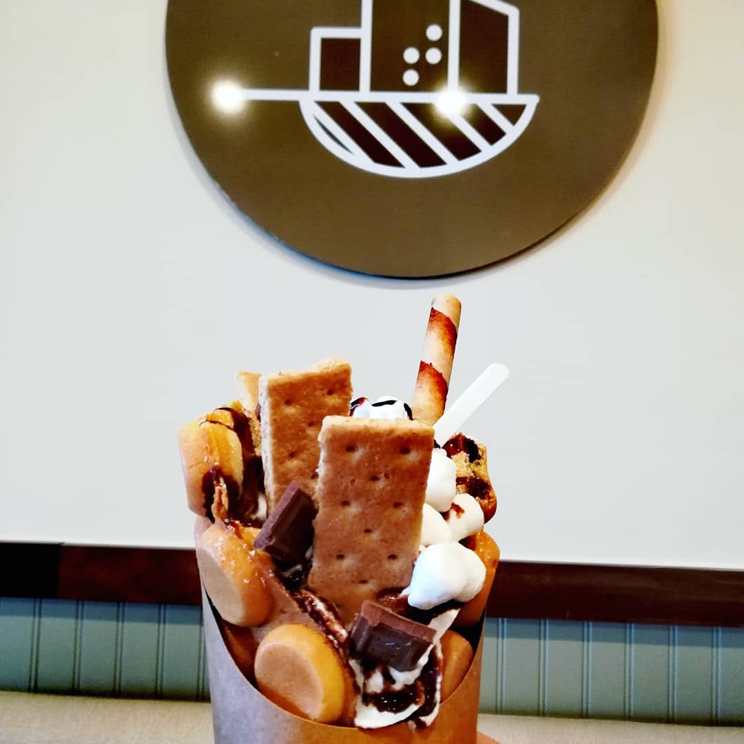 MissssHuang's tweet photo. Taro Milk Tea, Jasmine Green Milk Tea, and S'mores Wafflepuff at Tea Town ⭐⭐⭐⭐ (jasmine green was awesome, the s'mores wafflepuff very sweet 😂)
#foodjournal #teatown #boba #wafflepuff #fridayvibes https://t.co/n5Ti7p0IIe