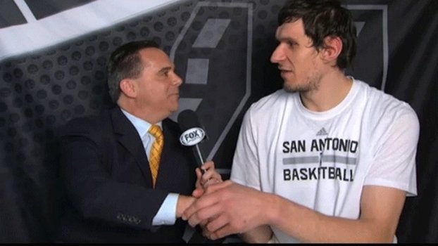 CHOQUEI on X: 🚨VEJA: Homem com mão gigante viraliza e faz cartas de  baralho parecerem miniaturas. Boban Marjanovic tem 2,24m de altura e é um  dos jogadores de basquete mais alto da