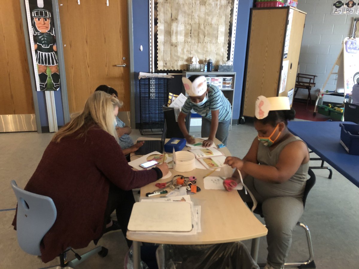 Long_WBStronger's tweet photo. Getting ready for readers theater in @MsValentinewbsd class.  The kids were so excited to create! #DOhertyFAMILY https://t.co/nz7ym6UUsD