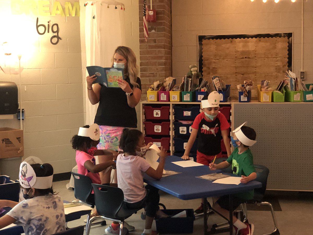 Long_WBStronger's tweet photo. Getting ready for readers theater in @MsValentinewbsd class.  The kids were so excited to create! #DOhertyFAMILY https://t.co/nz7ym6UUsD