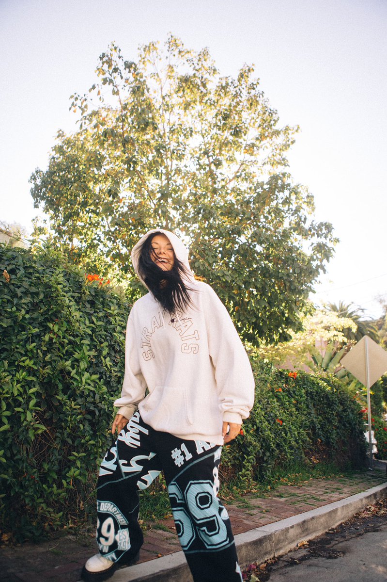 blackprints's tweet photo. beachwood queen @LaurenSanderson https://t.co/GDIwDKm6n8