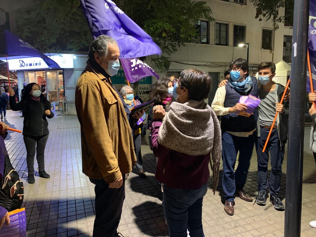 arqmneira's tweet photo. Hoy en #Banderazo y #Metrazo en #Providencia con mis próximos candidatos a votar:
#KarinaOlivaGobernadoraRM
#DanielJaduePrimariasDignidad
@karina_ol @danieljadue @FabinPonceNez1 @aleriquelme @luisibacache_ @WalterVogelE @FelipeParadaM @TaroaZuniga @ErnestoUribe_C @ursulaeggers https://t.co/CG29zI8wmu