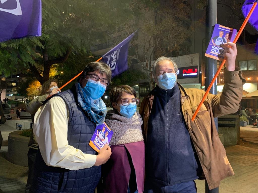arqmneira's tweet photo. Hoy en #Banderazo y #Metrazo en #Providencia con mis próximos candidatos a votar:
#KarinaOlivaGobernadoraRM
#DanielJaduePrimariasDignidad
@karina_ol @danieljadue @FabinPonceNez1 @aleriquelme @luisibacache_ @WalterVogelE @FelipeParadaM @TaroaZuniga @ErnestoUribe_C @ursulaeggers https://t.co/CG29zI8wmu