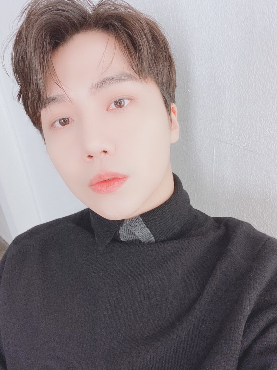 ptg_jh417's tweet photo. UCUBE ジノ💛

お前、ねちねちしたスタイルだったっけ?

(カトク訳)
ジノ- 見ても分かんないなㅋㅋㅋただ、じっとしていよっと
キノ- ㅋㅋㅋㅋㅋ

キノ- ㅂㄱㅅㅍㅇ(会いたいです)
キノ- 元気ですか?しくしくしくㅠㅠㅠㅠㅠㅠㅠㅠ
ジノ- 何だよ、夜更けの時間にㅋㅋㅋ https://t.co/UidsSDOmUh