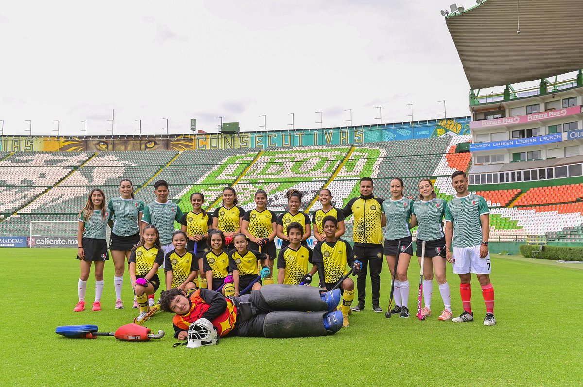 clubleonfc's tweet photo. En León 🦁 los días son diferentes...

Martes | @CharlyFutbol 👕

Miércoles | @EliasHdz08 🎁

Jueves | @arielholan_DT 🏒

Viernes | @santorme ✋🏼🔘

Buenas noches 🌙  Les deseamos un buen fin de semana. https://t.co/CMJ0ucz1UO