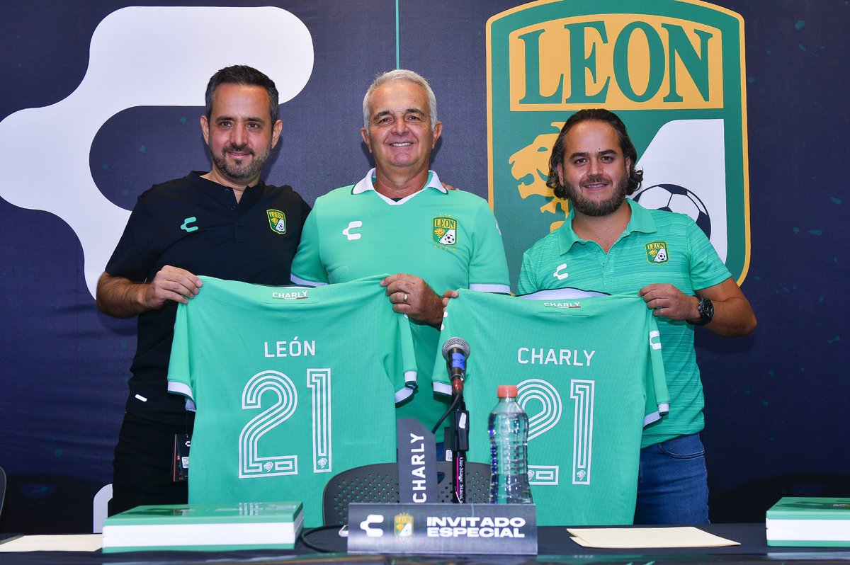 clubleonfc's tweet photo. En León 🦁 los días son diferentes...

Martes | @CharlyFutbol 👕

Miércoles | @EliasHdz08 🎁

Jueves | @arielholan_DT 🏒

Viernes | @santorme ✋🏼🔘

Buenas noches 🌙  Les deseamos un buen fin de semana. https://t.co/CMJ0ucz1UO