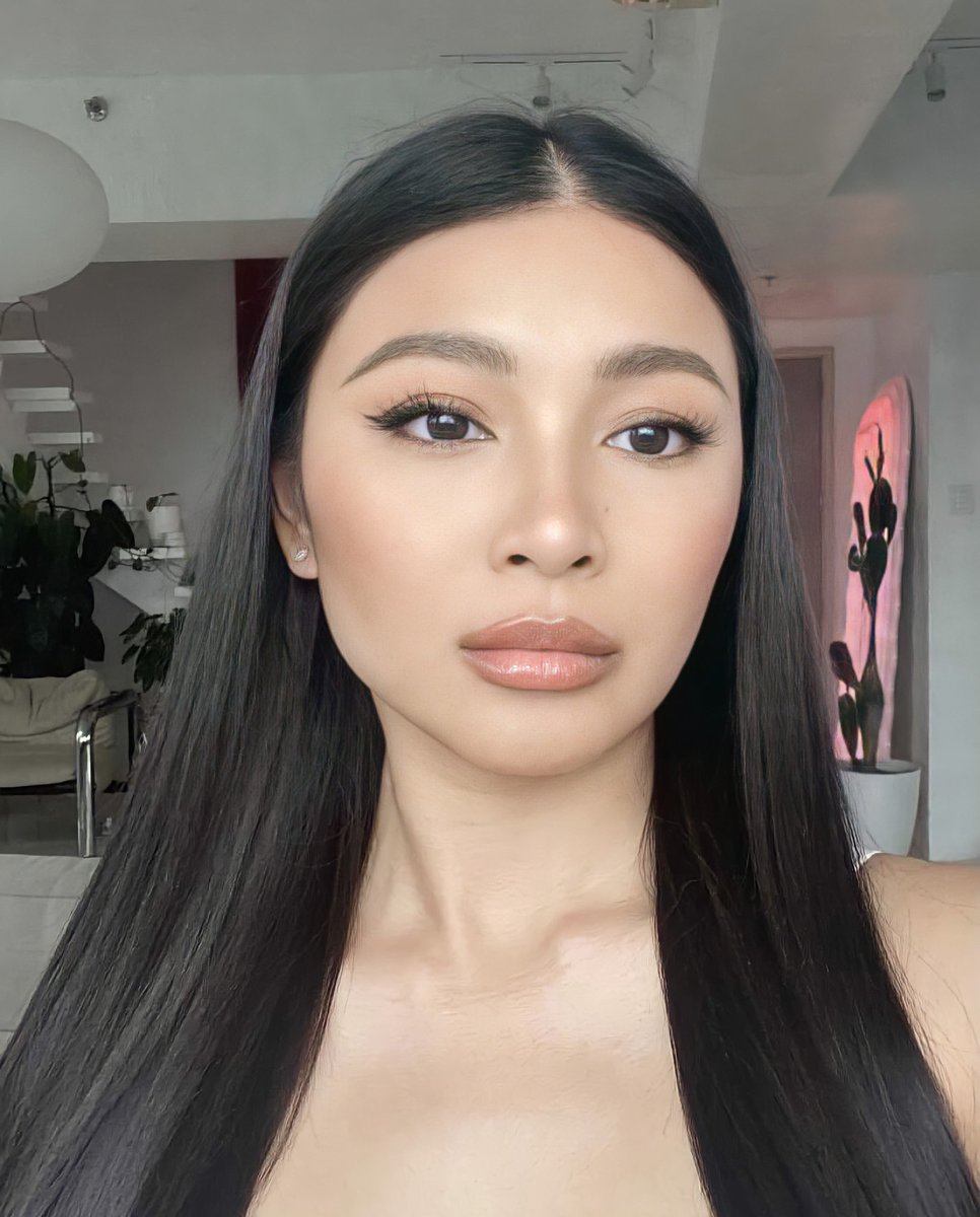 lustrelegant's tweet photo. When you accidentally open your front cam but you're Nadine Lustre https://t.co/Y5opn3dXs0