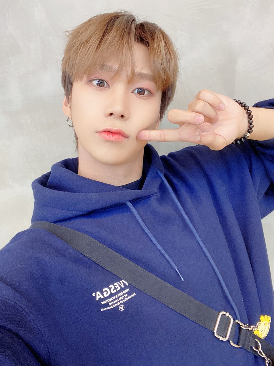 BAE173_member's tweet photo. [#준서]
엘스 사랑해💛💛
#BAE173 #비에이이173
#JUNSEO https://t.co/A1RwyFdx3D