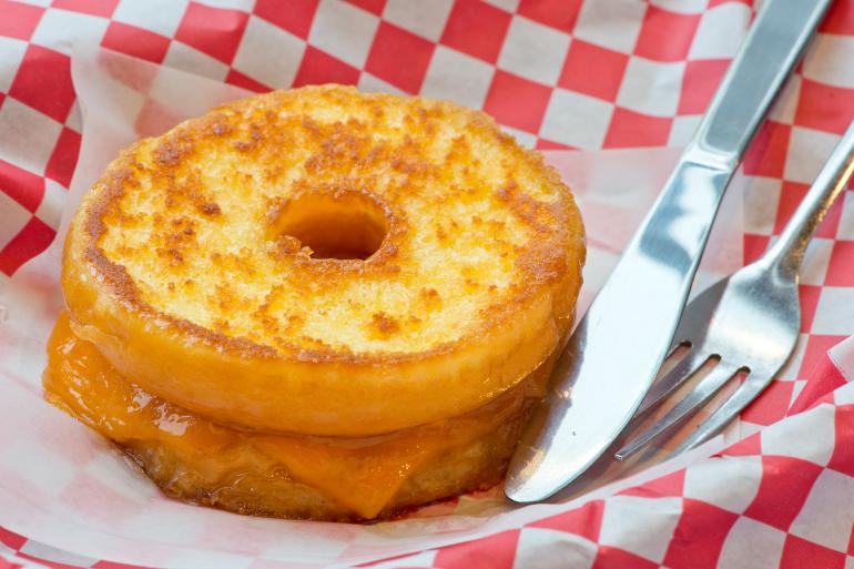 ChicagoGunz's tweet photo. @BoogSciambi This is a grilled, glazed donut with cheddar cheese in the middle from Tom + Chee. This is what you do with donuts and cheese. https://t.co/pUoyl6H1fG