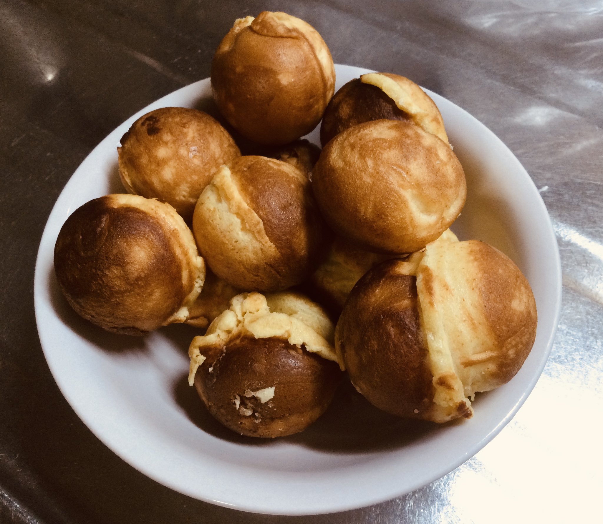 Kaoru ラクガキ漫画と食い物作りと ステイホームが続いているので とうとう たこ焼き器まで手に入れてしまいました 初焼きは ベビーカステラ ホットケーキミックス粉使用 です 焼き加減がわからなくて 最初 焦げた 弱めでええんやなあ