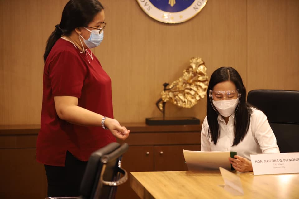 cleanairasia's tweet photo. Marking #WorldEnvironmentDay2021, we joined with @c40cities in turning over 8 #airquality monitoring sensors and a “Roadmap for Quezon City’s Air Quality Management Plan” under the C40 Air Quality Technical Assistance Program to #QCGov! 🇵🇭 @cleanairfund #WED2021 @DangECasanova https://t.co/yo4gGDCaDT