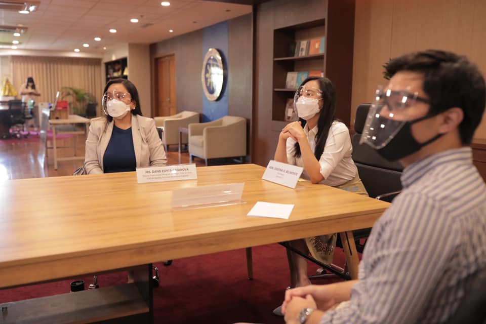 cleanairasia's tweet photo. Marking #WorldEnvironmentDay2021, we joined with @c40cities in turning over 8 #airquality monitoring sensors and a “Roadmap for Quezon City’s Air Quality Management Plan” under the C40 Air Quality Technical Assistance Program to #QCGov! 🇵🇭 @cleanairfund #WED2021 @DangECasanova https://t.co/yo4gGDCaDT