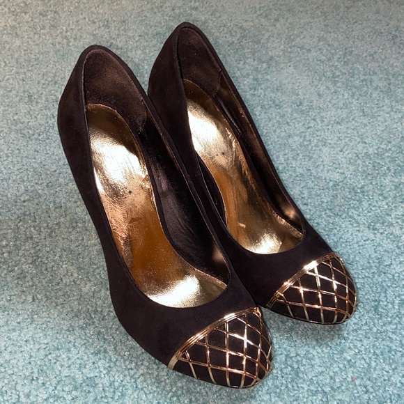 TheRowdyFox's tweet photo. So good I had to share! Check out all the items I'm loving on @Poshmarkapp #poshmark #fashion #style #shopmycloset #disneymickeymouseclub #shoedazzle: https://t.co/qRyK4rimYX https://t.co/pUMVrZUNDJ