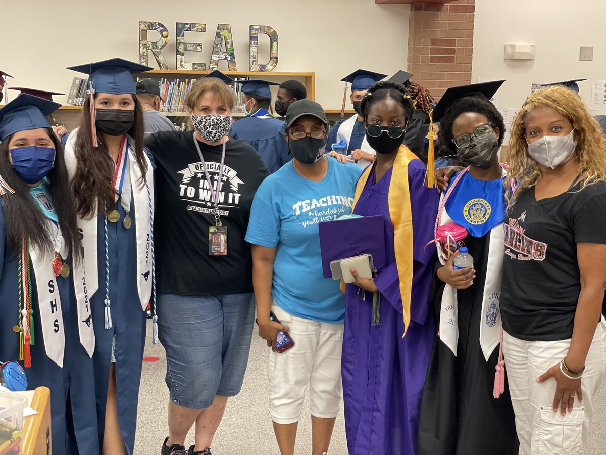 Steadham_Eagles's tweet photo. Congratulations Senior Class of 2021! We were honored to have you on our campus today! There is no limit to the amazing things that you will accomplish! We are so proud of you! #soaringsteadhamstyle @jrhobb01 @ValSpears4 @blessed35 @rmorinaguilar @GwenJackson2 @drwhite321 https://t.co/Ttx2c88KTP