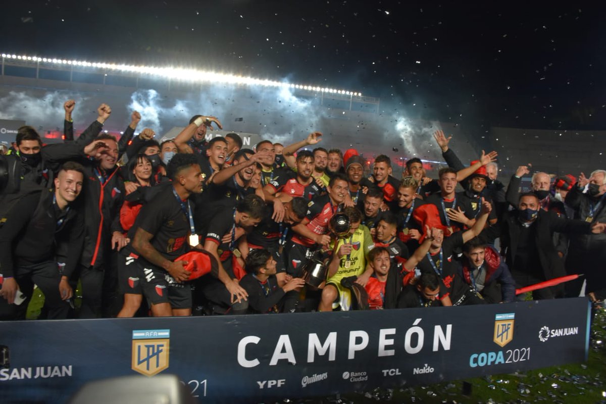 ColonOficial's tweet photo. ❤️🖤El sueño de tantas generaciones, hoy es realidad... COLÓN CAMPEÓN🥇🏆 https://t.co/dYicFvfM8U