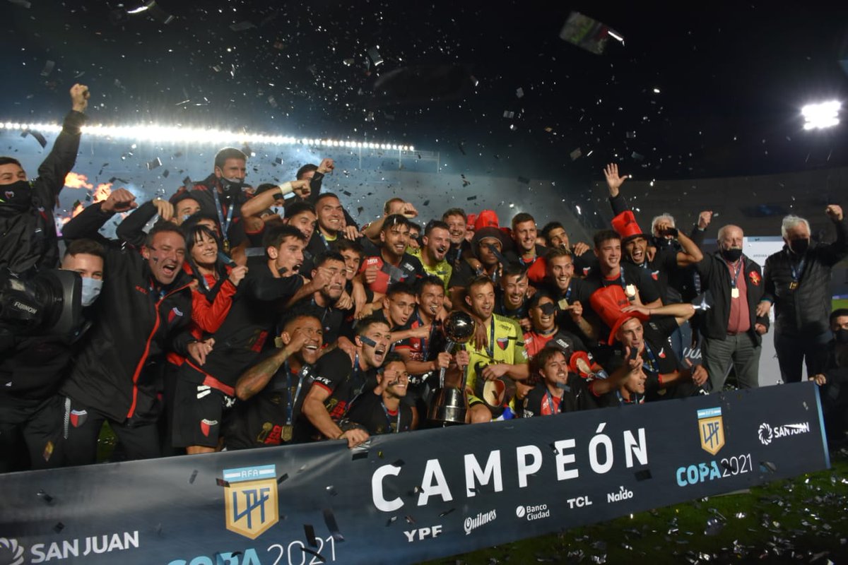 ColonOficial's tweet photo. ❤️🖤El sueño de tantas generaciones, hoy es realidad... COLÓN CAMPEÓN🥇🏆 https://t.co/dYicFvfM8U