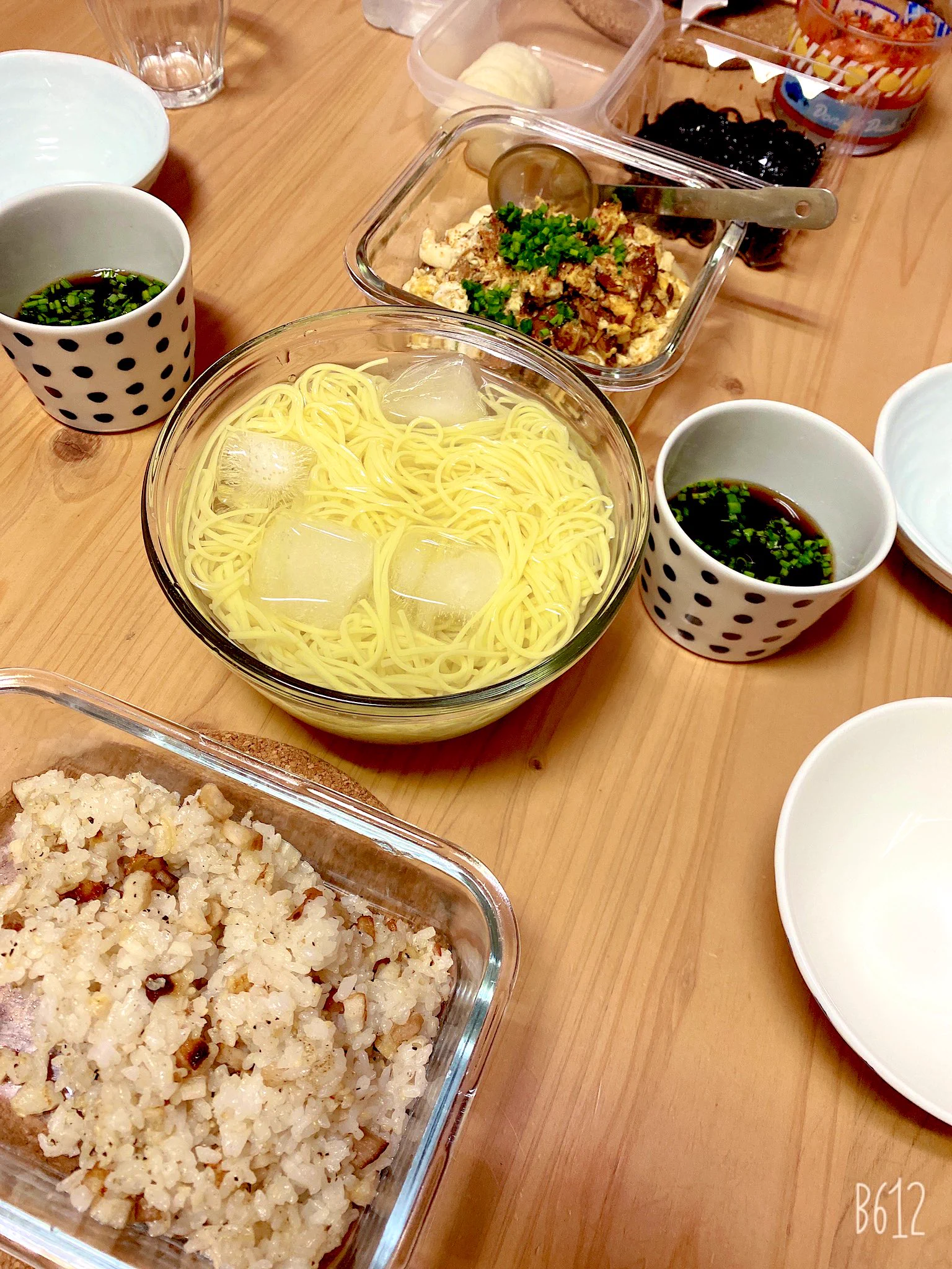 お昼ごはん。
ラーそーめん、昨日の梅にんにくチャーハンの残り。
そして「ラク速レシピのゆかりさん」の鯖味噌缶と豆腐の玉子とじ。
簡単でおいしい😋✨  