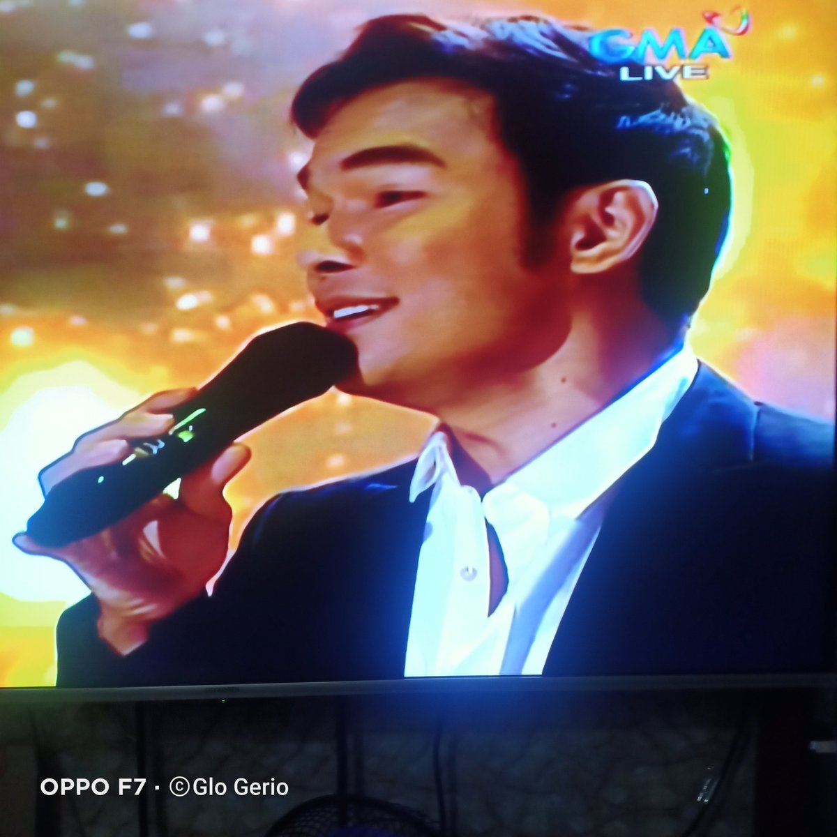 GloriettaGerio's tweet photo. Uy @iammarkbautista is in EB nice 
@KapusoBrigade 
#ShySinger https://t.co/6vu73BNTQF