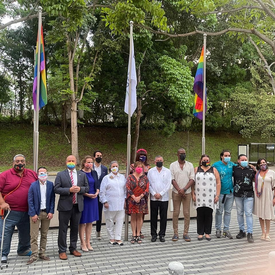 ANHPanama's tweet photo. Que linda tarde nos regaló el @museodelalibertad de #Panamá con el encendido de luces e izada de la bandera 🌈 del #OrgulloLGTBI GRACIAS @drpichel @nelvaarauzreyes @cimufpanama @figualespanama @convivepanama @FrankChollywood @AHMNPLGBT @HT_Panama @PFLAGPanama https://t.co/gAT4tzM4mv