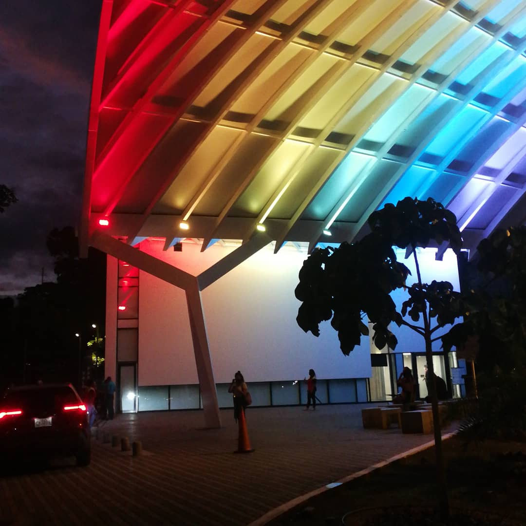 ANHPanama's tweet photo. Que linda tarde nos regaló el @museodelalibertad de #Panamá con el encendido de luces e izada de la bandera 🌈 del #OrgulloLGTBI GRACIAS @drpichel @nelvaarauzreyes @cimufpanama @figualespanama @convivepanama @FrankChollywood @AHMNPLGBT @HT_Panama @PFLAGPanama https://t.co/gAT4tzM4mv