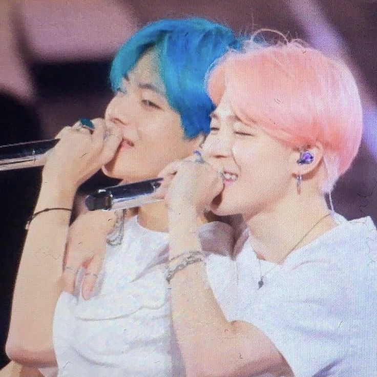 btssproud's tweet photo. بس فيمين مثل الصداقة الي بتكون في الافلام وبنكون نتمني صداقه زيهم https://t.co/J3Ku9eRd4a