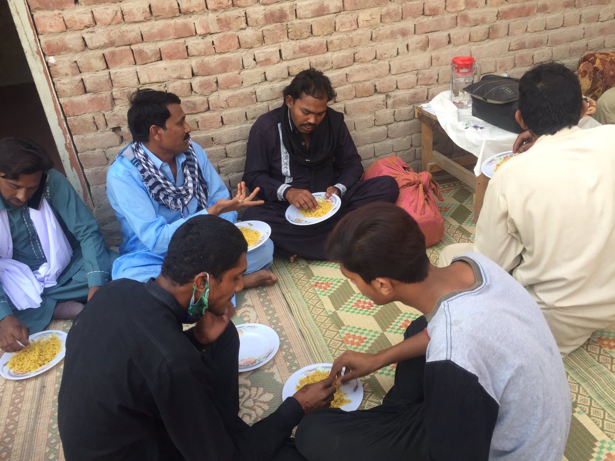 JoharLouis's tweet photo. we had arrange the prayer yesterday as we are facing lock down and it's covid season people are facing many problems and food is one the problems they are facing so we arranged the food and prayer for them. we need your prayers and support in Pakistan https://t.co/Zpv3nOWptU