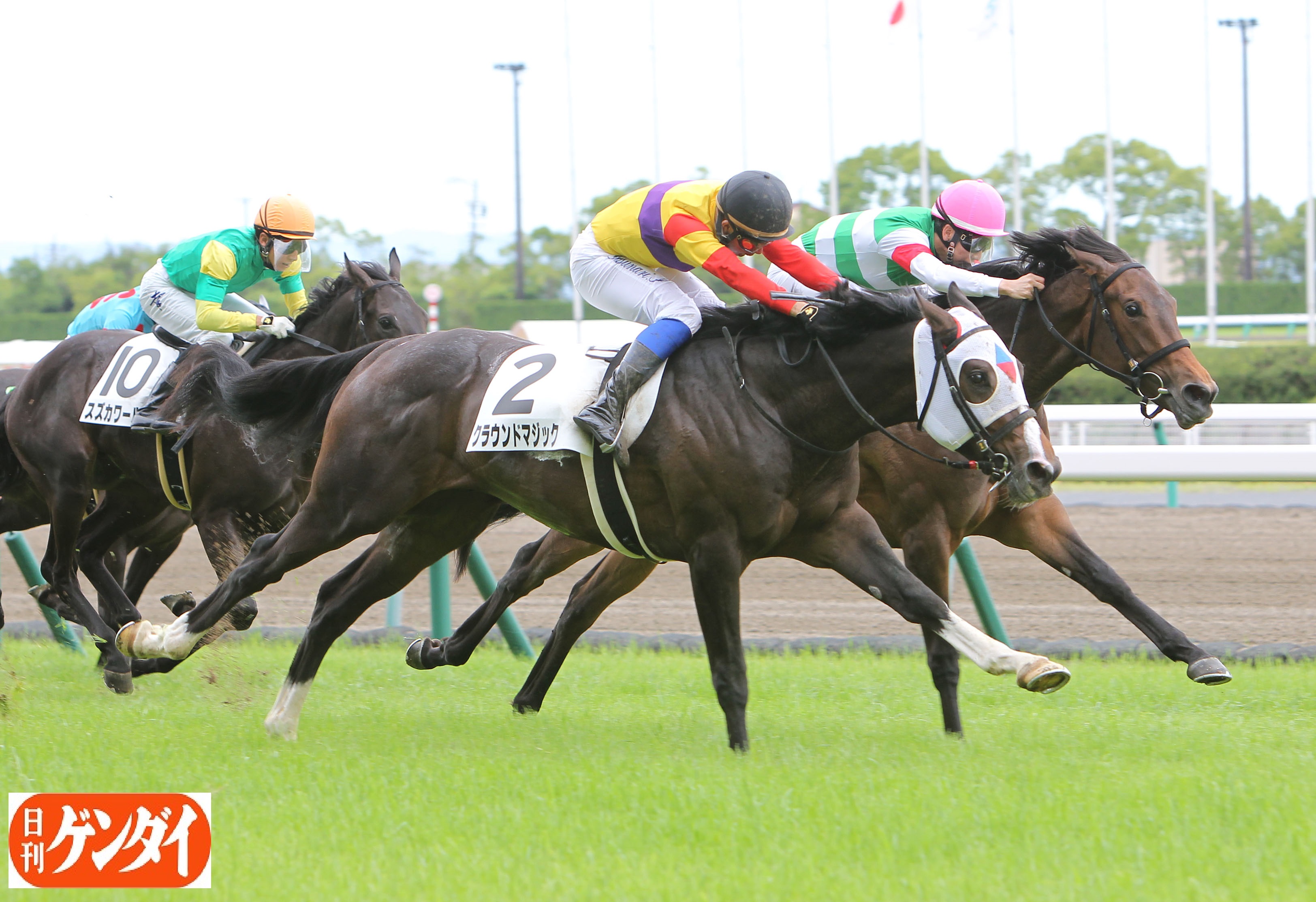 日刊ゲンダイ 競馬 東西の２歳新馬戦のゴール前を 中京５ｒを制したのは 父エピファネイア 母クラウンドジャックのクラウンドマジック 東京５ｒ 父ディープインパクト 母コンドコマンドのコマンドラインが３馬身差ｖ クラウンドマジック コマンド